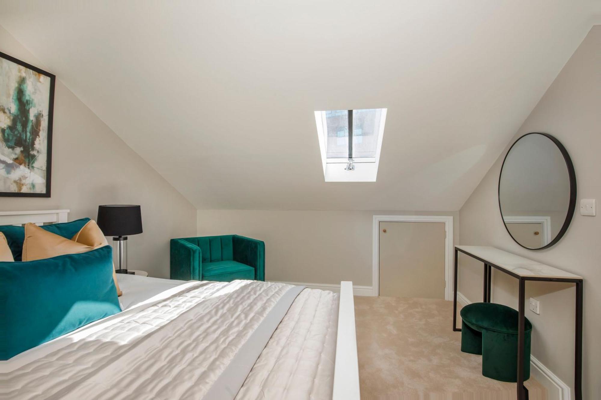 Crescent Court Modern And Luxurious