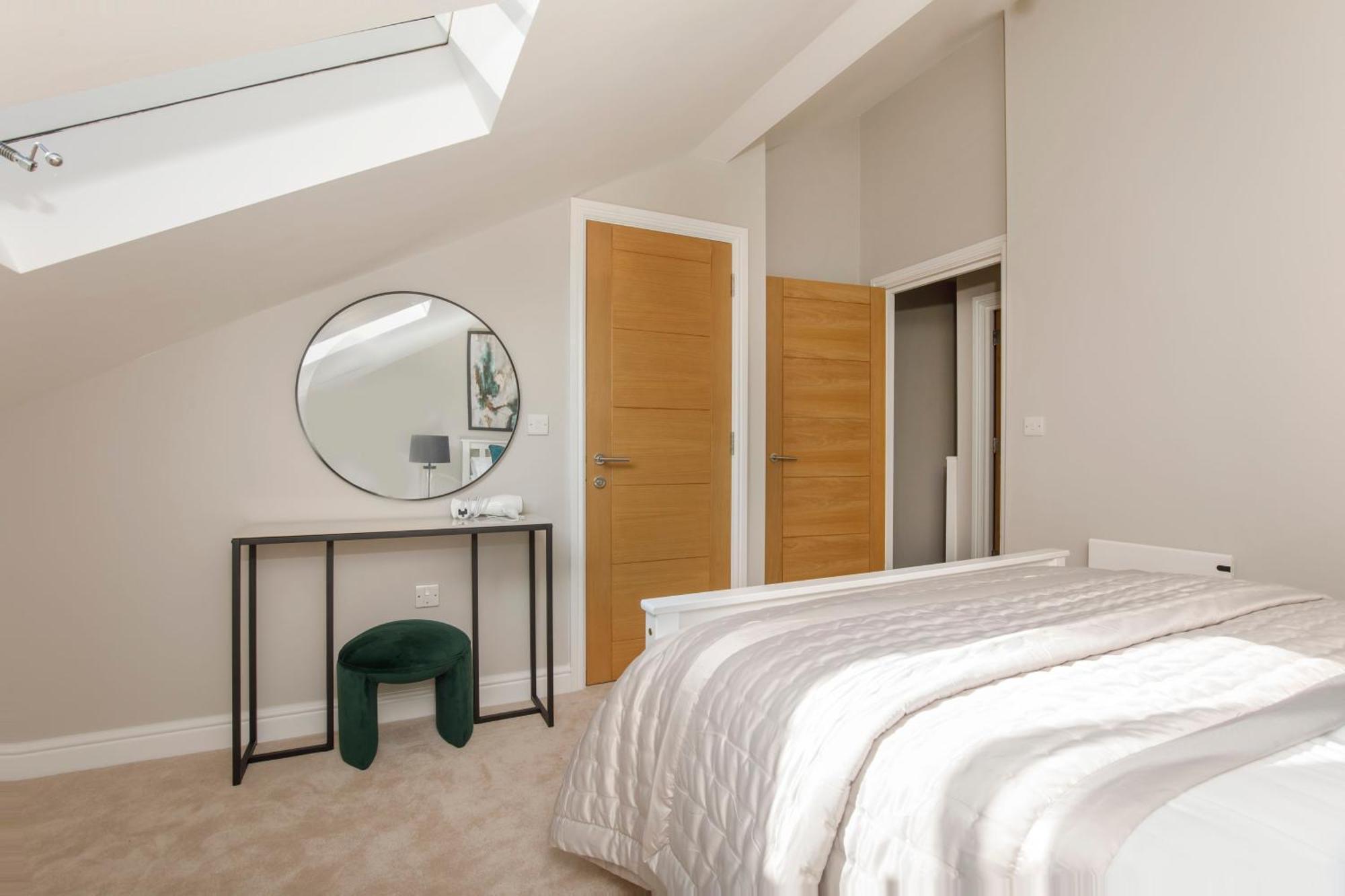 Crescent Court Modern And Luxurious